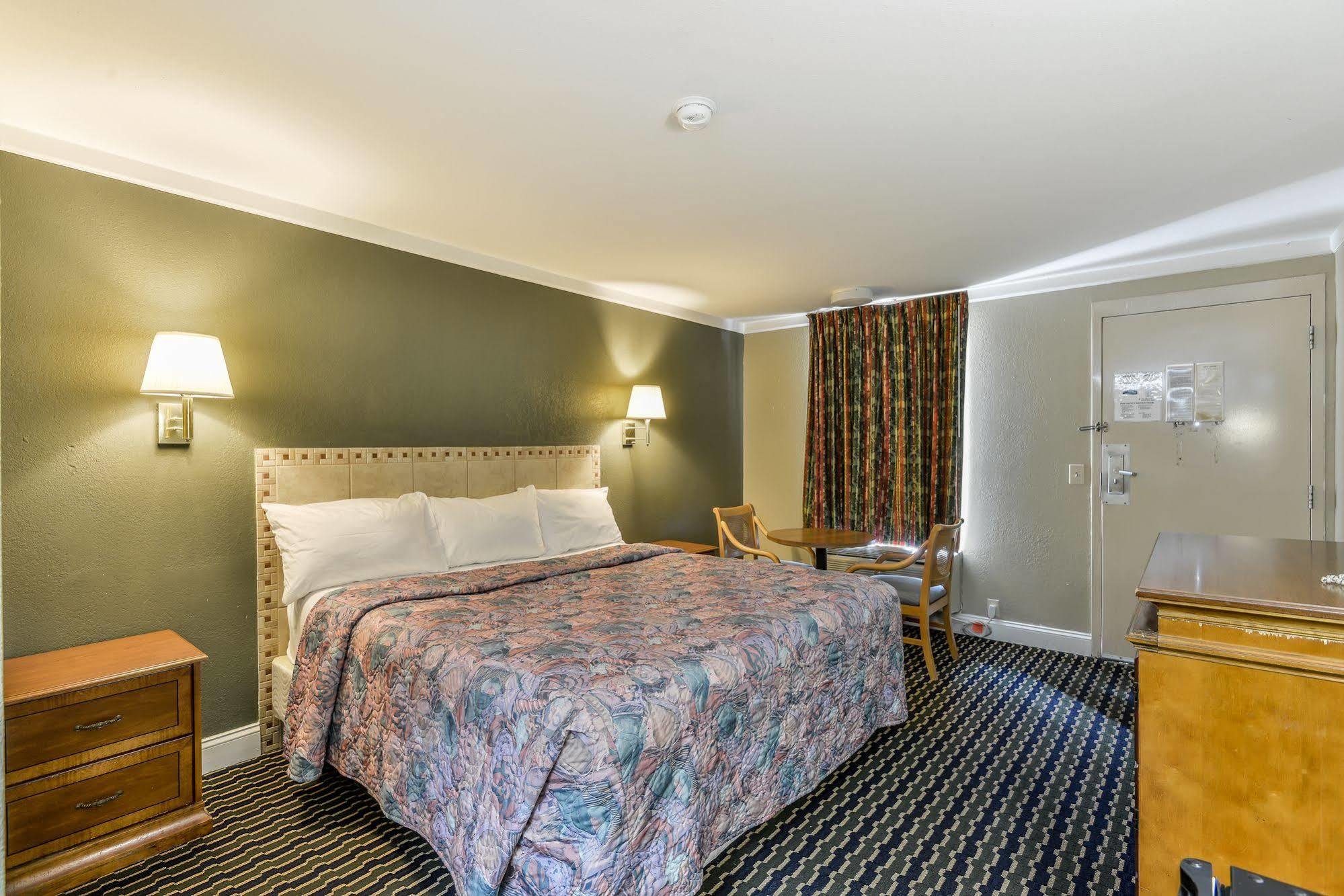 Wake Inn Роли Экстерьер фото