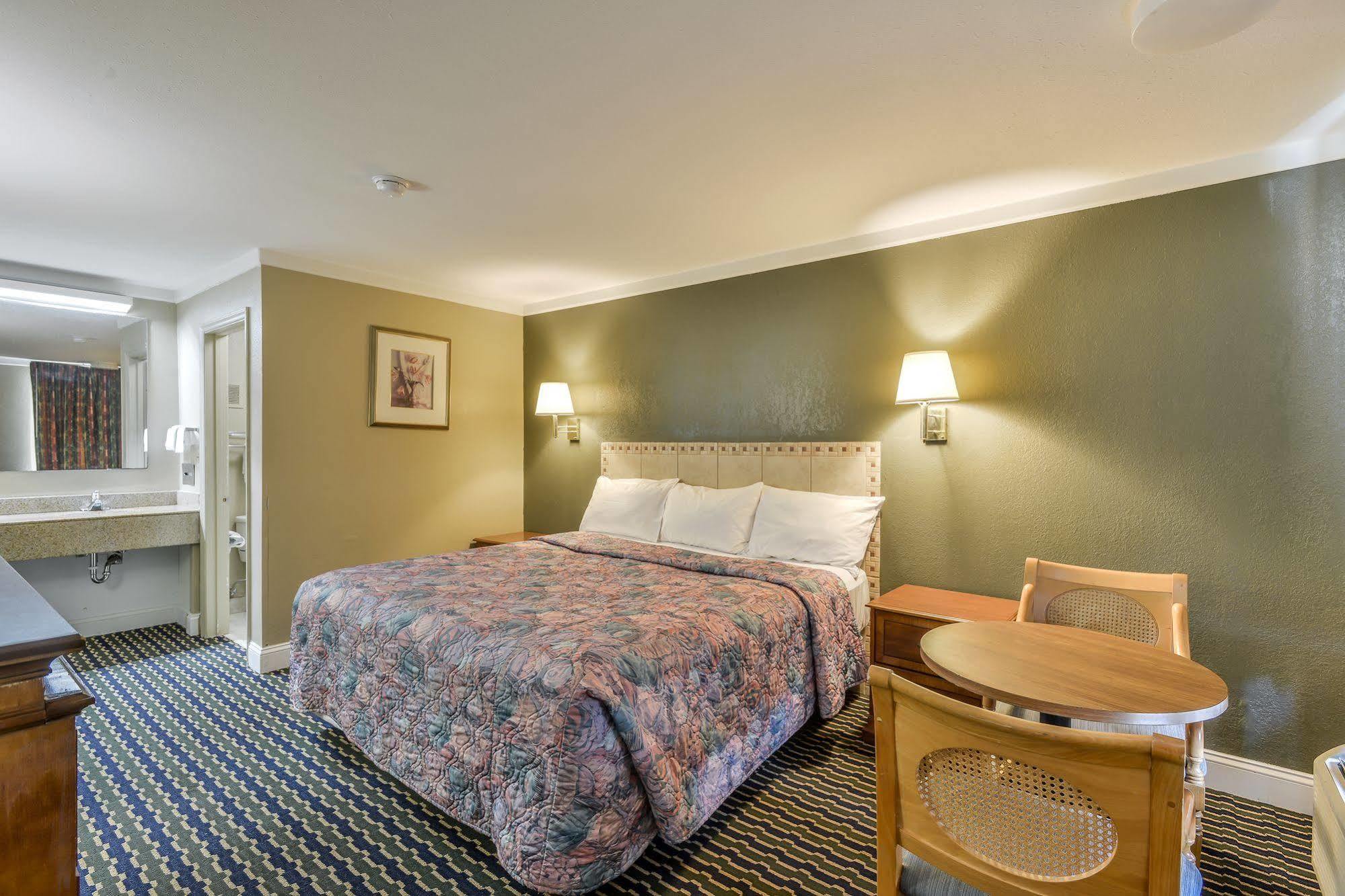 Wake Inn Роли Экстерьер фото